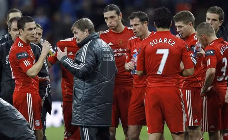 Kenny Dalglish dặn dò các học trò trước hiệp phụ