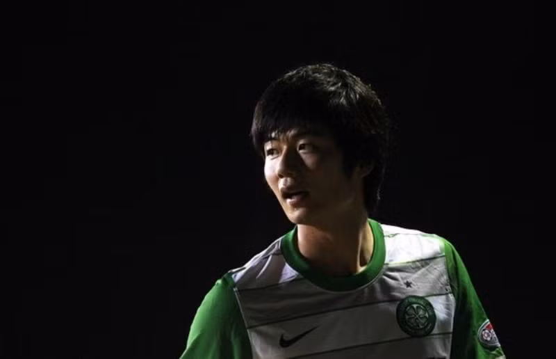 6. Tuyển thủ Ki Sung-Yeung của đội U23 Hàn Quốc tại Olympic 2012 đang là mục tiêu săn bắn của Arsenal và Atletico Madrid sau những trận đấu ấn tượng của anh tại London khiến người trong nước phải gọi anh là “Gerrard xứ Nam Hàn”. Cầu thủ đang thuộc biên chế Celtic này được cho là sẽ tốn khoảng 9 triệu bảng, nhưng với Atletico Madrid thì chẳng vấn đề gì vì họ đang thiếu năng lượng ở tuyến tiền vệ. Còn mạng lưới tuyển trạch của Arsenal vẫn như thường lệ, luôn luôn săm soi mọi tài năng ở bất cứ đâu và bất cứ khi nào. 6. Tuyển thủ Ki Sung-Yeung của đội U23 Hàn Quốc tại Olympic 2012 đang là mục tiêu săn bắn của Arsenal và Atletico Madrid sau những trận đấu ấn tượng của anh tại London khiến người trong nước phải gọi anh là “Gerrard xứ Nam Hàn”. Cầu thủ đang thuộc biên chế Celtic này được cho là sẽ tốn khoảng 9 triệu bảng, nhưng với Atletico Madrid thì chẳng vấn đề gì vì họ đang thiếu năng lượng ở tuyến tiền vệ. Còn mạng lưới tuyển trạch của Arsenal vẫn như thường lệ, luôn luôn săm soi mọi tài năng ở bất cứ đâu và bất cứ khi nào.