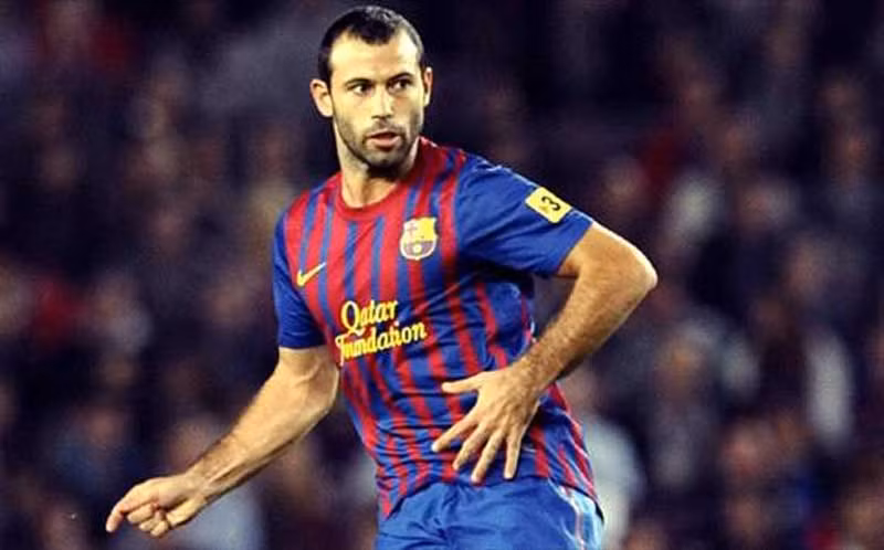 7. Barcelona và Javier Mascherano sắp đạt được thỏa thuận gia hạn hợp đồng, theo lời của chính tuyển thủ người Argentina. Hợp đồng cũ sẽ hết hạn vào tháng 6/2014 và Barca đã tính tới việc gia hạn ngay để tránh trường hợp kiểu Robin Van Persie tại Arsenal lúc này. Quyết định mà Barca đưa ra là nhằm giữ vững lực lượng ở hàng phòng ngự, nơi mà Mascherano đã trở nên quen thuộc hơn kể từ khi tới Nou Camp. Mùa trước những chấn thương của Puyol và Pique đã khiến họ bị hụt hơi trong cuộc đua La Liga với Real Madrid, và trong lúc chưa mua được ai thì trước mắt Barca phải giữ chắc những trụ cột của mình.