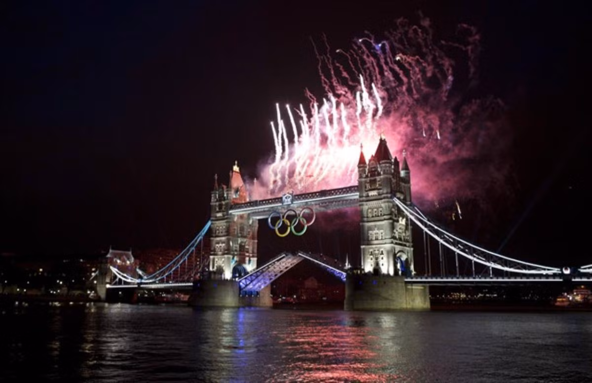 Pháo hoa trên cầu tháp sông Thames.