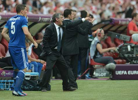 HLV Fernando Santos (giữa) cáu kỉnh vì Hy Lạp bị dẫn trước HLV Fernando Santos (giữa) cáu kỉnh vì Hy Lạp bị dẫn trước