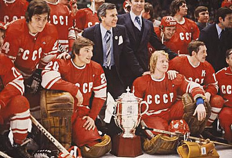 Đội tuyển hockey trên băng nam Liên Xô 1954 – 1992: Một kỷ lục gần như không thể xô đổ với 19 chức vô địch Thế giới (3 trong đó được tính là huy chương vàng Olympic, tính từ 1920 tới 1968), thêm 5 huy chương Vàng Olympic khác và 11 lần đăng quang giải Vô địch U-20 Thế giới. Tổng cộng họ 7 lần gặt Vàng trong 8 lần dự Olympic (lần duy nhất thất bại là tại Moscow 80 trước Hoa Kỳ). Chỉ có kỳ tích mới có thể khiến đội tuyển này thất bại trong giai đoạn đó.