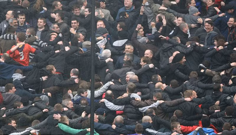 Chỉ có điều, fan MU lại không đủ sự tôn trọng cần thiết khi ăn mừng theo kiểu Poznan