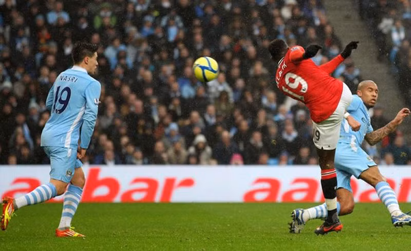 Phút 30, Evra có một quả tạt có điểm rơi ở giữa khu cấm địa Man City, và Danny Welbeck chuyển hóa nó thành một cú vô-lê đẳng cấp. Thủ thành Pantilimon bó tay trước độ khó của cú sút