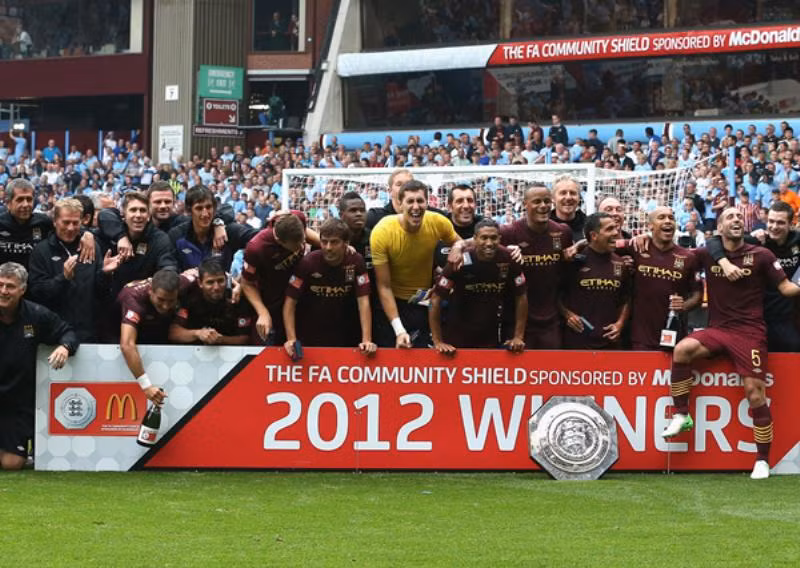 10. Manchester City (42 triệu bảng): Đủ gây ngạc nhiên cho những ai đã biết về thói chi tiêu của City, nhưng đó là con số được viết trong các bản báo cáo tài chính. UEFA không sớm thì muộn cũng sẽ kiểm tra những con số này, khi đó City khó lòng giấu được tình trạng “chúa Chổm” của mình.