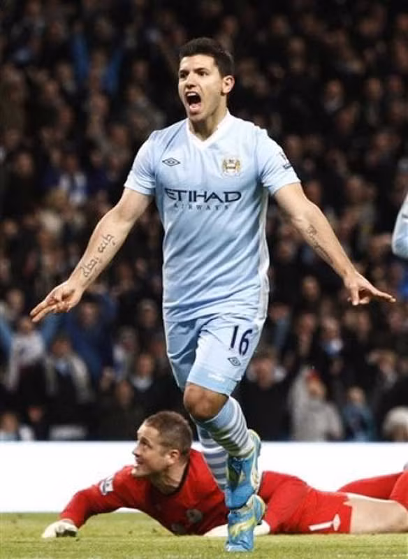 4. Theo tờ Marca, Real Madrid vẫn đang tiếp tục bám nhằng nhẵng theo Sergio Aguero. Cựu chân sút của Atletico Madrid được Los Blancos theo đuổi vào mùa hè 2011 nhưng thất bại vì Aguero quyết định chuyển tới Man City. Mặc dù vậy, chủ tịch Real là ông Florentino Perez vẫn quyết tâm có được sự phục vụ của ngôi sao 24 tuổi và sẵn sàng trả 37,5 triệu bảng để Aguero trở lại Madrid. 4. Theo tờ Marca, Real Madrid vẫn đang tiếp tục bám nhằng nhẵng theo Sergio Aguero. Cựu chân sút của Atletico Madrid được Los Blancos theo đuổi vào mùa hè 2011 nhưng thất bại vì Aguero quyết định chuyển tới Man City. Mặc dù vậy, chủ tịch Real là ông Florentino Perez vẫn quyết tâm có được sự phục vụ của ngôi sao 24 tuổi và sẵn sàng trả 37,5 triệu bảng để Aguero trở lại Madrid.
