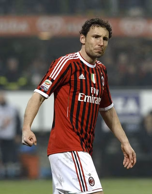 Bên cạnh Ibrahimovic, Mark Van Bommel cũng đang được Milan cân nhắc giữ lại bởi anh sẽ hết hợp đồng với sân San Siro vào cuối mùa bóng. Van Bommel được cho là sẽ trở lại PSV nếu trở thành cầu thủ tự do. Bên cạnh Ibrahimovic, Mark Van Bommel cũng đang được Milan cân nhắc giữ lại bởi anh sẽ hết hợp đồng với sân San Siro vào cuối mùa bóng. Van Bommel được cho là sẽ trở lại PSV nếu trở thành cầu thủ tự do.