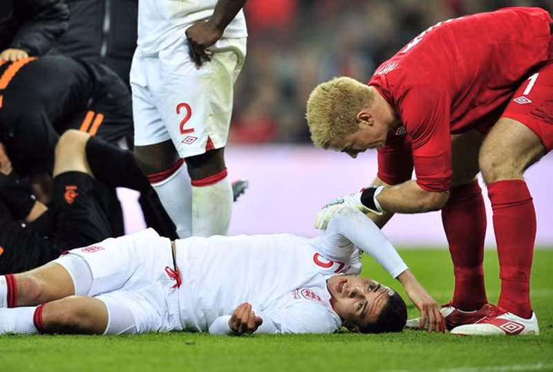 Ferguson cũng cho biết trường hợp của Chris Smalling, người bị chấn thương đầu sau khi va chạm với Klaas Jan-Huntelaar hôm thứ Tư vừa rồi, sẽ được quyết định vào ngày hôm nay. Michael Owen đã quay trở lại tập luyện nhưng sẽ là quá sớm để lão tướng này ra sân. Tom Cleverley cùng Antonio Valencia vẫn đang dưỡng thương nên không thể đi xuống thủ đô. Ferguson cũng cho biết trường hợp của Chris Smalling, người bị chấn thương đầu sau khi va chạm với Klaas Jan-Huntelaar hôm thứ Tư vừa rồi, sẽ được quyết định vào ngày hôm nay. Michael Owen đã quay trở lại tập luyện nhưng sẽ là quá sớm để lão tướng này ra sân. Tom Cleverley cùng Antonio Valencia vẫn đang dưỡng thương nên không thể đi xuống thủ đô.