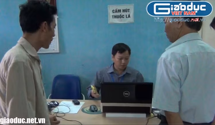 Liệt sĩ kêu bị thương từ bụng trở xuống, mất cả hai chân thì không thể đứng được. “Tướng quân” nói: “Cứ đi, đi cho đến khi nào ngã lăn ra thì chỗ ngã ra là phần mộ! Ngay khi "tướng quân" vừa dứt lời, chỉ nghe thấy đầu dây bên kia “ối” một tiếng như là ai vừa ngã ra vậy, rồi mất tín hiệu! - Thành công rồi, liệt sĩ ngã ra chỉ mộ rồi đấy - “tướng quân” vui mừng. Tiến sĩ Vũ Thế Khanh, Giám đốc Liên hiệp UIA thông báo, cuộc khảo nghiệm kết thúc. Ông yêu cầu “nhà ngoại cảm” cùng đoàn cán bộ xuống tầng 2.