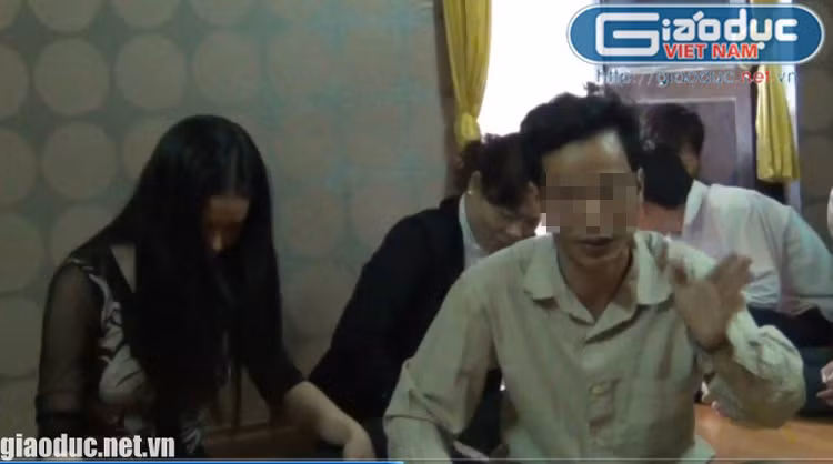 - Dạ, thần linh bảo cách chỗ đào cũ 2-3 mét à? Vâng ạ! - "nhà ngoại cảm" nghe điện thoại rồi quay sang cô nhân viên của UIA: "Bảo người nhà cứ đào chỗ thần linh chỉ đấy là thấy mộ. Thần linh đã chỉ là chính xác".