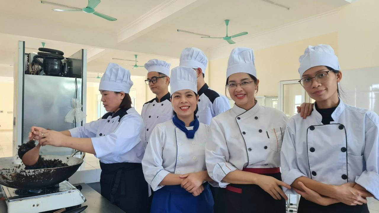 Buổi sinh hoạt chuyên đề của Trường Cao đẳng Việt - Hàn Quảng Ninh giúp định hướng học tập gắn với thực tiễn, tạo hứng thú cho học sinh học môn “Kỹ thuật chế biến món ăn”. (Ảnh: Phạm Linh) Buổi sinh hoạt chuyên đề của Trường Cao đẳng Việt - Hàn Quảng Ninh giúp định hướng học tập gắn với thực tiễn, tạo hứng thú cho học sinh học môn “Kỹ thuật chế biến món ăn”. (Ảnh: Phạm Linh)