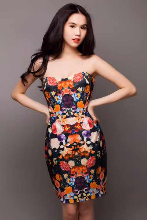 Ngọc Trinh diện những mẫu váy in phun họa tiết tinh tế và rất trẻ trung gợi cảm