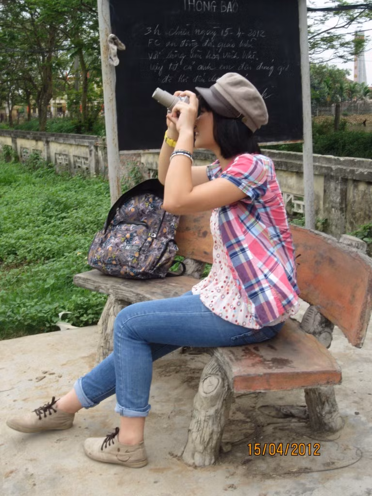 Câu châm ngôn tâm đắc nhất của Cẩm Tú là:"Sống chậm lại nghĩ khác đi yêu thương nhiều hơn."
