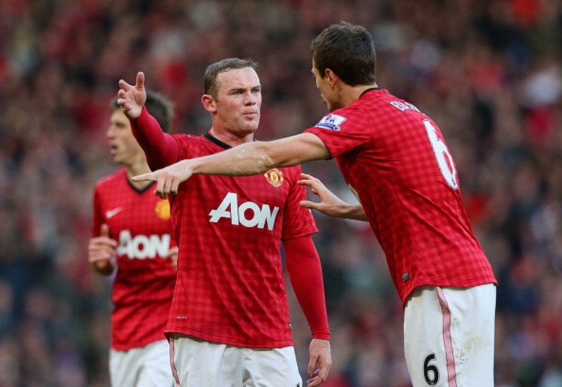 3. Rooney thích hợp với vai trò tiền vệ: Rooney đã có 2 đường chuyền tạo cơ hội trong trận này mà 1 trong đó trở thành bàn thắng của Evra, một quả tạt rất tốt từ cánh trái. Rooney cũng là người chạm bóng nhiều thứ 2 của Man Utd trong trận này, và tỷ lệ chuyền dài chính xác của anh là 6/9, một con số hết sức ấn tượng. 3. Rooney thích hợp với vai trò tiền vệ: Rooney đã có 2 đường chuyền tạo cơ hội trong trận này mà 1 trong đó trở thành bàn thắng của Evra, một quả tạt rất tốt từ cánh trái. Rooney cũng là người chạm bóng nhiều thứ 2 của Man Utd trong trận này, và tỷ lệ chuyền dài chính xác của anh là 6/9, một con số hết sức ấn tượng.