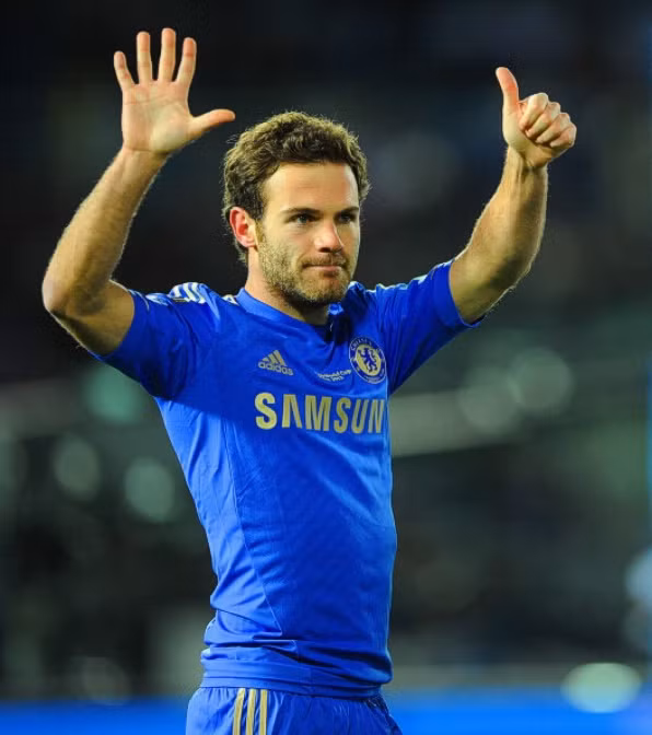 17. Juan Mata: Mata lập 13 kiến tạo trong mùa 2011/12 ở Premier League, đứng thứ 5 trong danh sách kiến tạo của mùa bóng tuy nhiên anh lại là người có tỷ lệ tạo cơ hội cao nhất giải với 3.2 cơ hội/trận. Anh giúp Chelsea đoạt chức vô địch Champions League và FA Cup, trong đó có pha kiến tạo mở tỷ số trong trận chung kết FA Cup trước Liverpool. Ngoài ra anh cũng giành được chức vô địch châu Âu với ĐT Tây Ban Nha dù chỉ chơi có… 4 phút (vẫn ghi được 1 bàn).