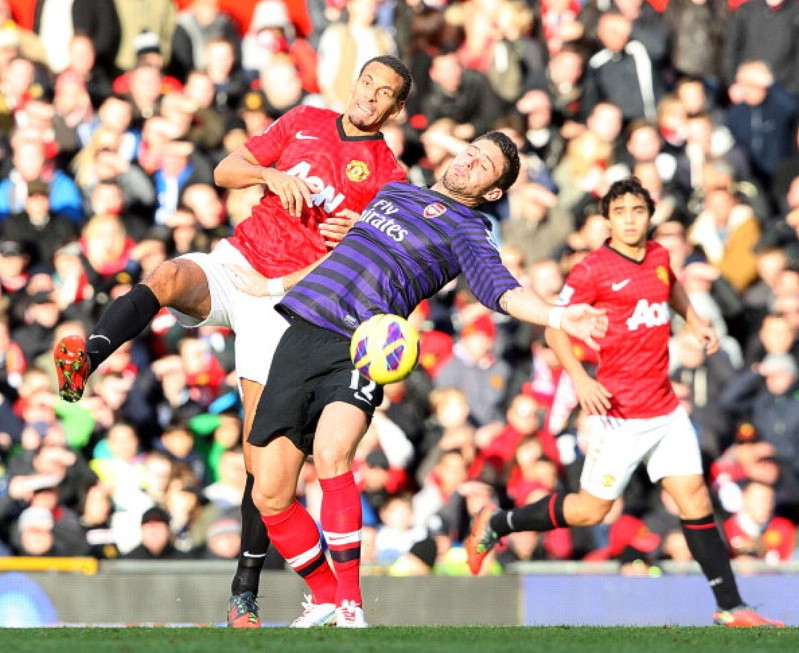 5. Arsenal sút bóng rất kém: Tổng cộng 7 cú sút dù ép sân tới 52%, trong đó chỉ 2 lần trúng đích, 3 lần trượt, 1 lần đập cột và 2 lần bị chắn. Trung phong Olivier Giroud trung bình 30 phút mới sút 1 lần, và anh lại là người sút nhiều nhất của đội khách với 3 lần (trúng 1). 5. Arsenal sút bóng rất kém: Tổng cộng 7 cú sút dù ép sân tới 52%, trong đó chỉ 2 lần trúng đích, 3 lần trượt, 1 lần đập cột và 2 lần bị chắn. Trung phong Olivier Giroud trung bình 30 phút mới sút 1 lần, và anh lại là người sút nhiều nhất của đội khách với 3 lần (trúng 1).