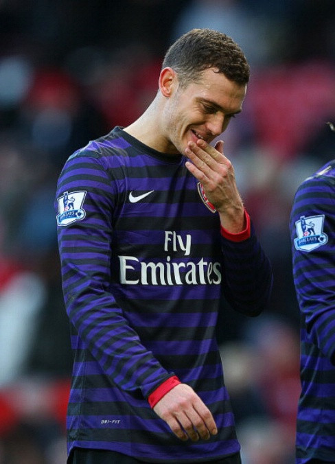 1. Arsenal hỏng ở hàng thủ: Thomas Vermaelen để mất bóng vào chân Robin Van Persie ở những phút đầu cả hai hiệp, Andre Santos bỏ vị trí thường xuyên, Sagna không chặn được Ashley Young… Arsenal không thể chiến thắng đối thủ lớn nếu như những người ở tuyến sau chơi như thế này, bất chấp việc họ giành cả mùa hè để cải thiện phòng ngự dưới sự giám sát của trợ lý Steve Bould. 1. Arsenal hỏng ở hàng thủ: Thomas Vermaelen để mất bóng vào chân Robin Van Persie ở những phút đầu cả hai hiệp, Andre Santos bỏ vị trí thường xuyên, Sagna không chặn được Ashley Young… Arsenal không thể chiến thắng đối thủ lớn nếu như những người ở tuyến sau chơi như thế này, bất chấp việc họ giành cả mùa hè để cải thiện phòng ngự dưới sự giám sát của trợ lý Steve Bould.