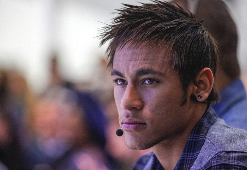 Neymar đã không dưới một lần khẳng định anh muốn tiếp tục ở lại Brazil thi đấu và sẽ không chuyển tới châu Âu vào thời điểm hiện tại, và ít nhất là cho tới khi anh kết thúc hợp đồng với Santos vào giữa tháng 7/2014 (tức sau World Cup 2014 – bản hợp đồng cũng có điều khoản cho phép gia hạn thêm 2 năm).