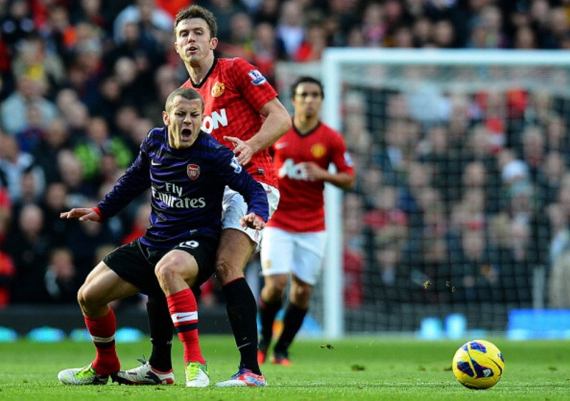 4. Các tiền vệ Man Utd phòng ngự hiệu quả: Trong khi hàng thủ Arsenal để cho đối thủ thực hiện tới 77% số cú dứt điểm trong khu 16m50, hàng thủ Man Utd được các tiền vệ giúp sức đã giới hạn số cú sút của Arsenal ra ngoài vòng cấm tới 29%, và họ chỉ để duy nhất tình huống Olivier Giroud ở phút 91 lọt vào được khu 5m50. 4. Các tiền vệ Man Utd phòng ngự hiệu quả: Trong khi hàng thủ Arsenal để cho đối thủ thực hiện tới 77% số cú dứt điểm trong khu 16m50, hàng thủ Man Utd được các tiền vệ giúp sức đã giới hạn số cú sút của Arsenal ra ngoài vòng cấm tới 29%, và họ chỉ để duy nhất tình huống Olivier Giroud ở phút 91 lọt vào được khu 5m50.