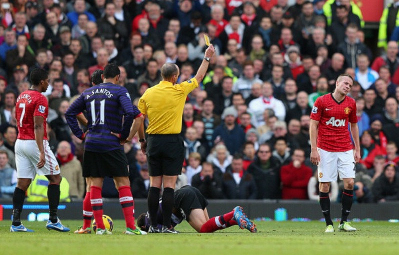Fergie cũng cho biết đúng là ông đã rút Tom Cleverley ra sớm vì lo sợ mất người. Cleverley may mắn không bị thẻ vàng thứ 2 sau khi xoạc sau với Jack Wilshere, và HLV người Scot lập tức rút anh ra để tránh rủi ro. “Cậu ấy nhận lời cảnh báo của Mike Dean và lập tức tôi rút Tom ra để Anderson vào thay. Chúng tôi không thể chấp nhận rủi ro trong một trận đấu đã ở thế thắng”.