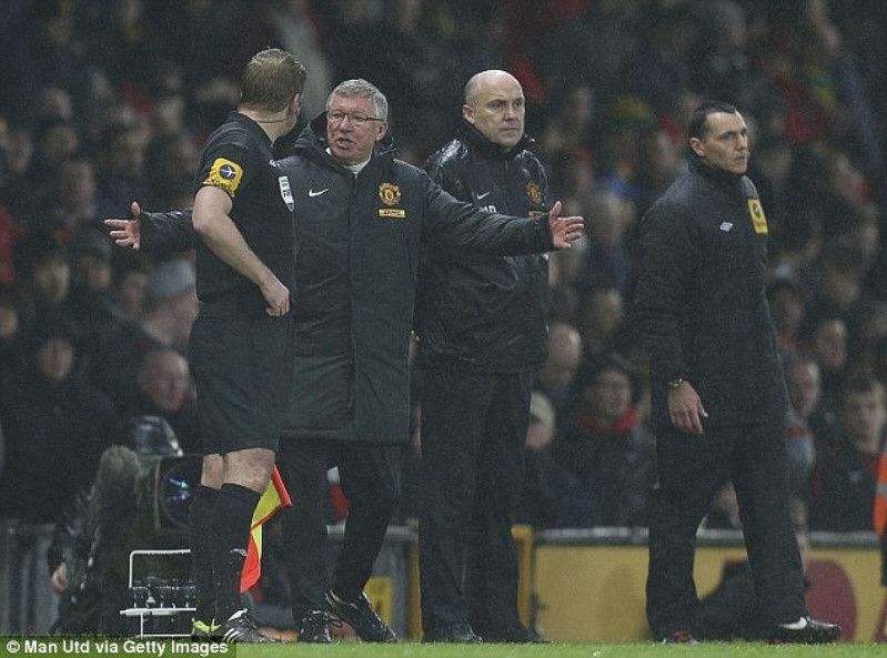 Sir Alex Ferguson sau khi rời đường hầm đầu hiệp 2 đã lập tức có vài lời với trọng tài Mike Dean, mà nội dung liên quan tới bàn phản lưới nhà của Jonny Evans. Không biết đã lần thứ mấy Fergie gây hấn với Mike Dean. Sir Alex Ferguson sau khi rời đường hầm đầu hiệp 2 đã lập tức có vài lời với trọng tài Mike Dean, mà nội dung liên quan tới bàn phản lưới nhà của Jonny Evans. Không biết đã lần thứ mấy Fergie gây hấn với Mike Dean.