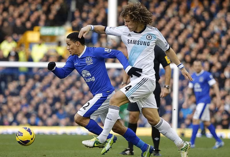 David Luiz đang gặp khó khăn trong việc bắt chặt Steven Pienaar. David Luiz đang gặp khó khăn trong việc bắt chặt Steven Pienaar.