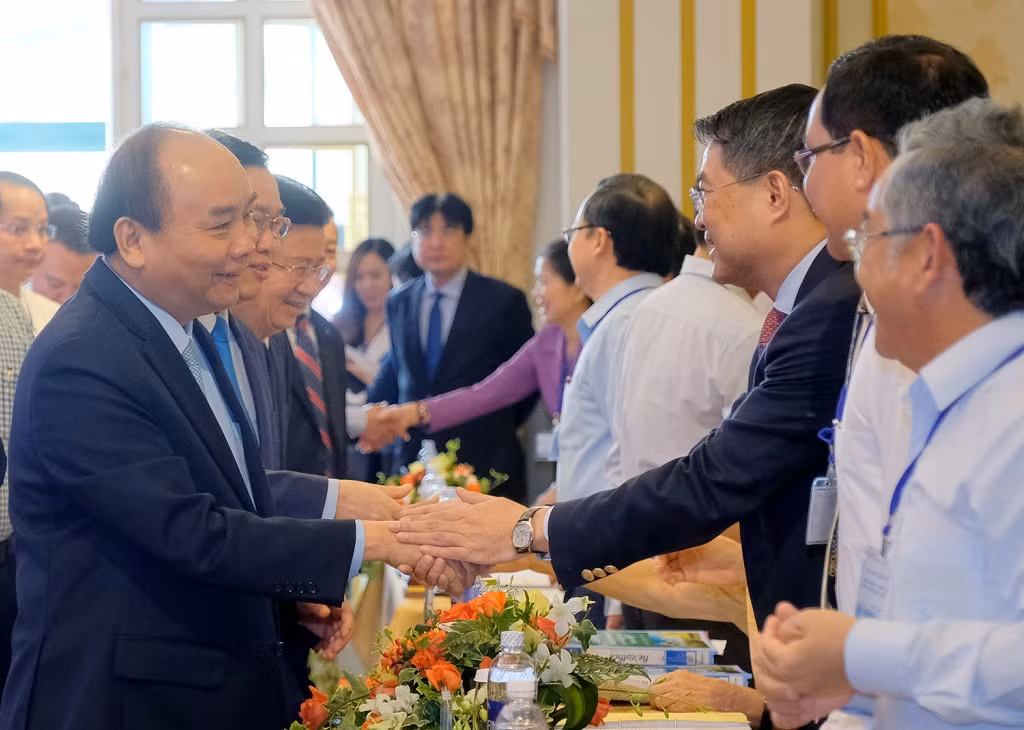 Thủ tướng bắt tay các đại biểu dự Hội nghị. (Ảnh: VGP)