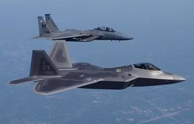 Máy bay chiến đấu tàng hình F-22 (ở gần) bay cùng máy bay chiến đấu F-15