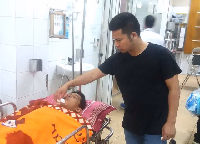 Em Quang đang được điều trị tại Bệnh viện Đa khoa tỉnh Hải Dương (Ảnh: Đức Tùy) Em Quang đang được điều trị tại Bệnh viện Đa khoa tỉnh Hải Dương (Ảnh: Đức Tùy)