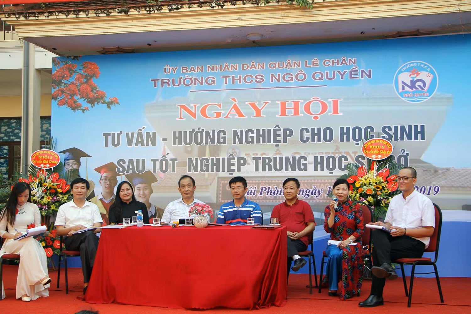 Các vị đại biểu tư vấn hướng nghiệp cho học sinh lớp 9 Trường Trung học cơ sở Ngô Quyền (Ảnh: Lã Tiến) Các vị đại biểu tư vấn hướng nghiệp cho học sinh lớp 9 Trường Trung học cơ sở Ngô Quyền (Ảnh: Lã Tiến)