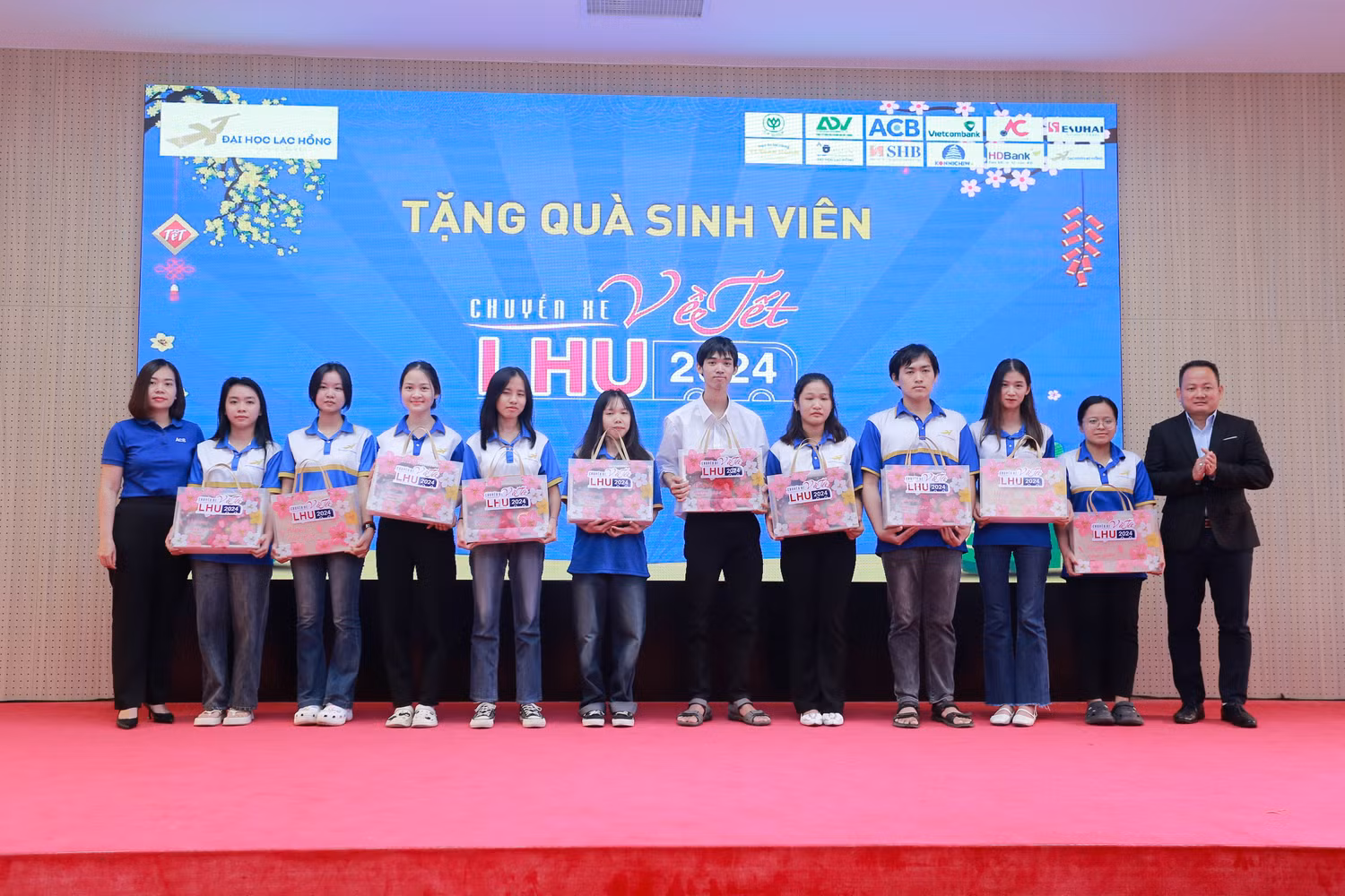 Trường Đại học Lạc Hồng tổ chức Gala "Chuyến xe về Tết", trao quà hỗ trợ cho sinh viên. Trường Đại học Lạc Hồng tổ chức Gala "Chuyến xe về Tết", trao quà hỗ trợ cho sinh viên.