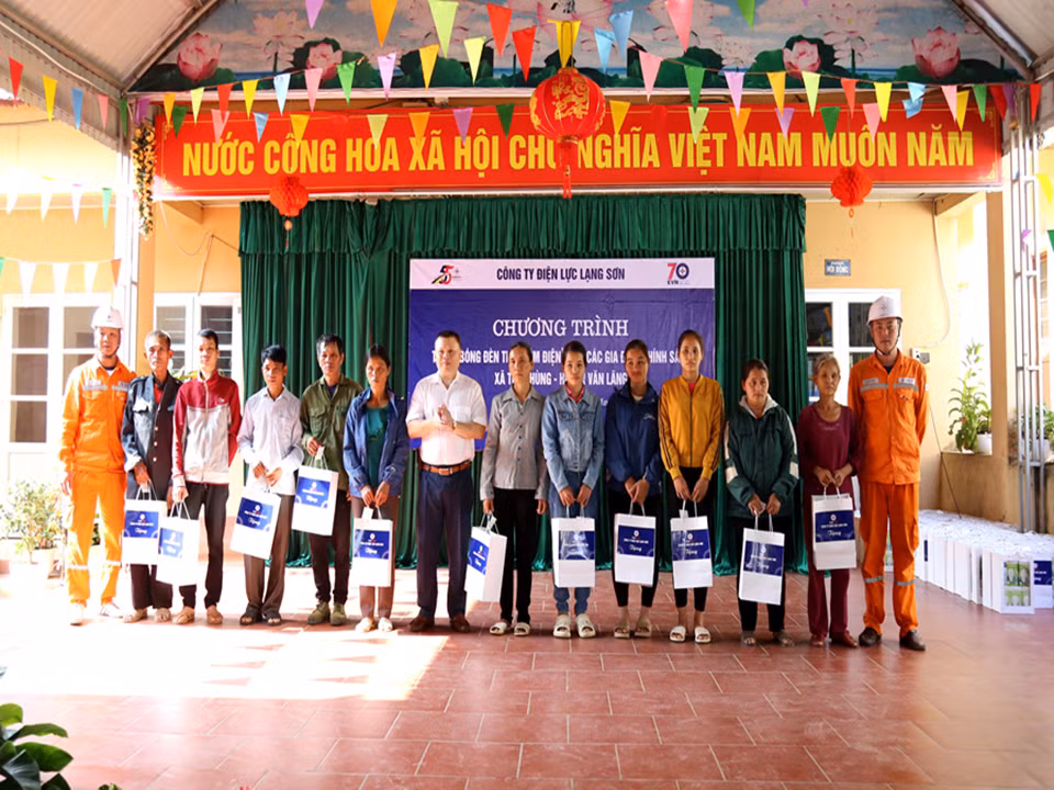 Ông Trần Tuấn Khanh – Chủ tịch Công đoàn Công ty Điện lực Lạng Sơn trao tặng bóng đèn tiết kiệm điện cho đại diện các gia đình nghèo, gia đình Chính sách
