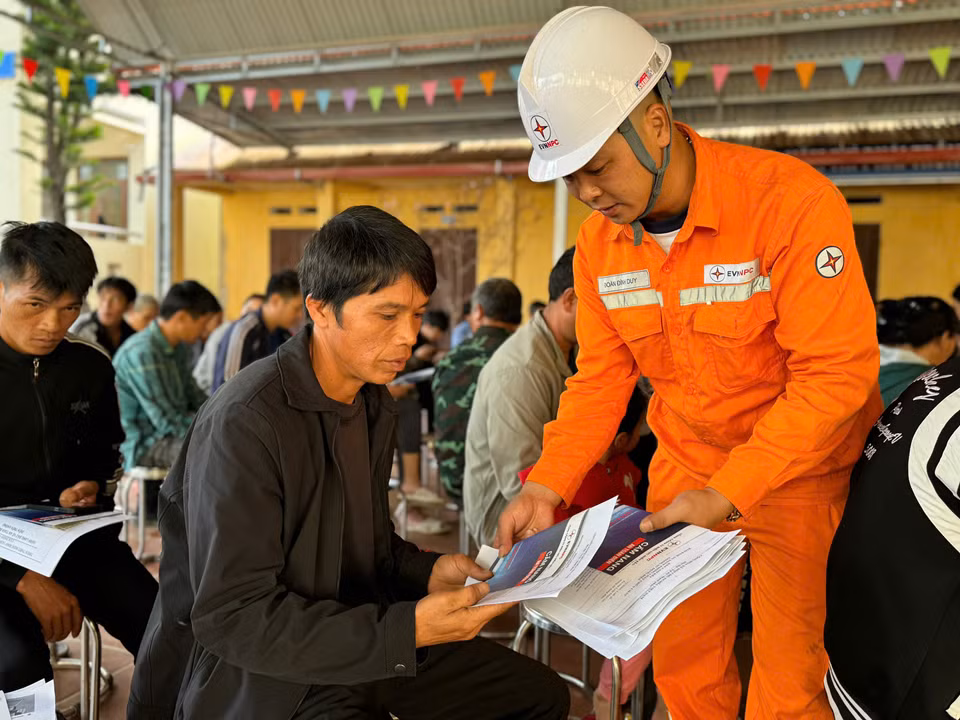 Tuyên truyền cẩm nang an toàn điện đến người dân xã Thụy Hùng.