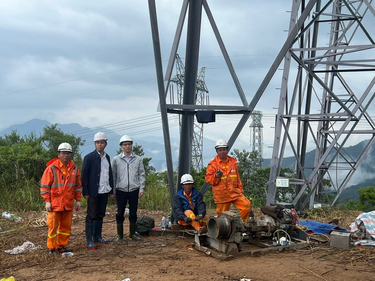 Ông Nguyễn Duy Dũng – Phó Giám đốc PTC2 kiểm tra, chỉ đạo công tác sửa chữa chữa thay dây cáp quang và dây dẫn trên đèo Hải Vân.