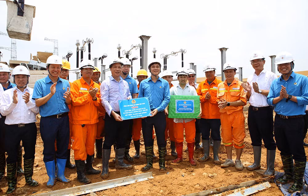 Lãnh đạo Tổng Liên đoàn Lao động Việt Nam tặng quà động viên các đơn vị thi công Dự án TBA 500kV Thanh Hóa và đánh giá cao EVNNPT cùng các đơn vị đã làm chủ công nghệ trong quá trình thi công.