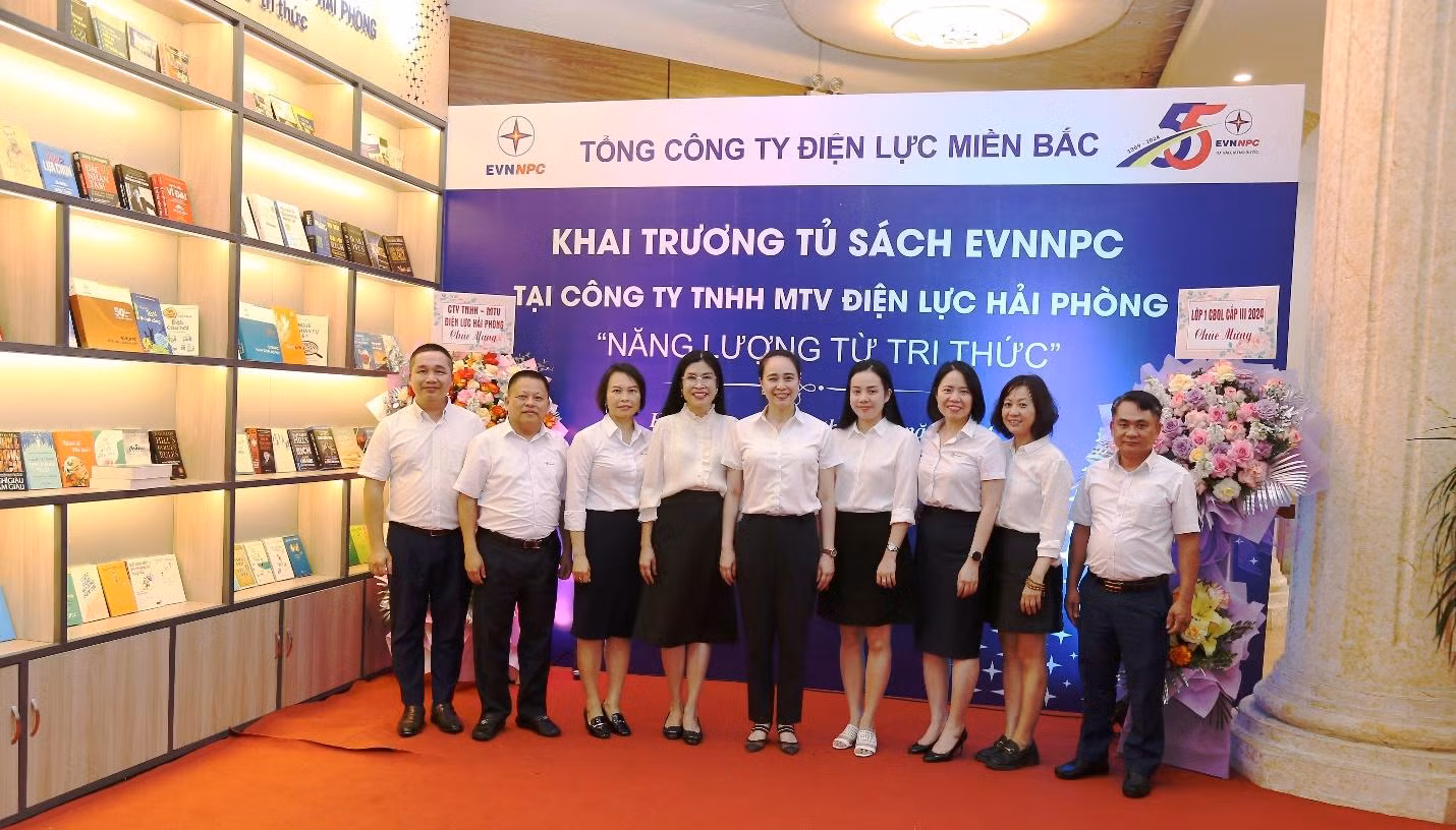 Các đại biểu chụp hình lưu niệm tại không gian sách mới khai trương.