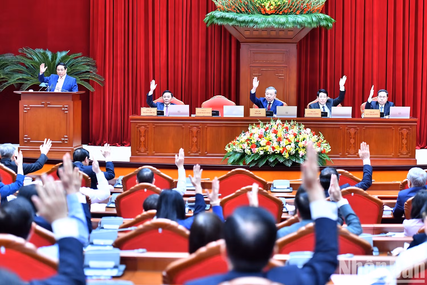 Các đồng chí lãnh đạo Đảng, Nhà nước và các đại biểu biểu quyết thông qua chương trình hội nghị.