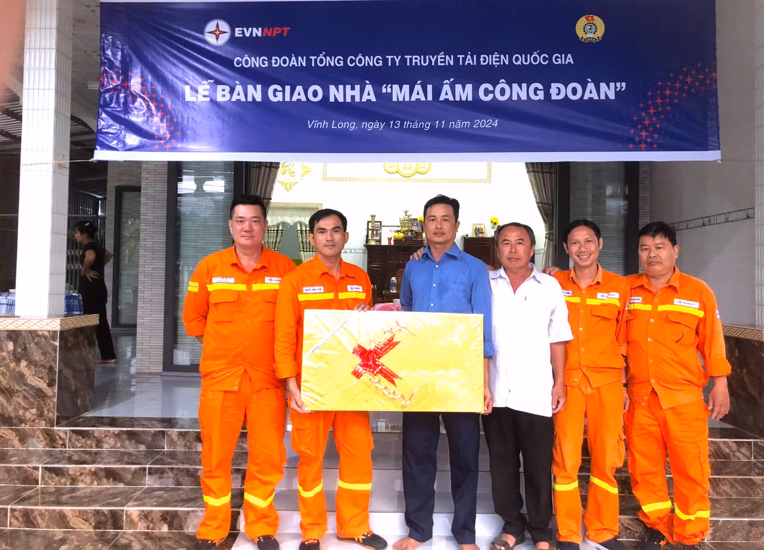 Các Tổ công đoàn tặng quà mừng đoàn viên có căn nhà mới.