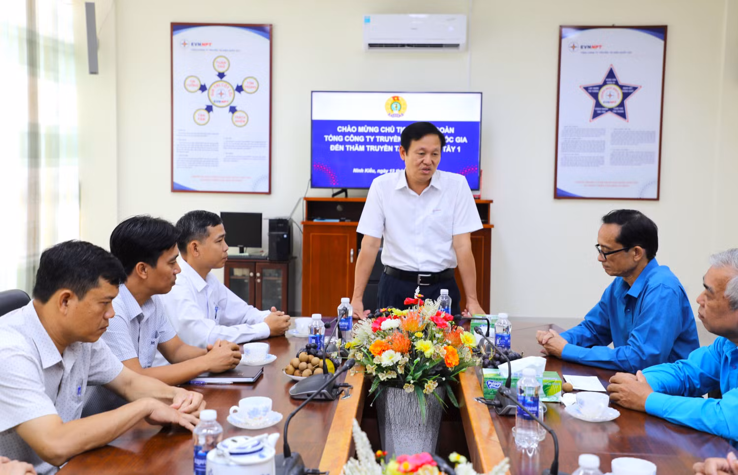 Ông Trịnh Tuấn Sơn, Chủ tịch Công đoàn EVNNPT nhân chuyến công tác đến thăm, gặp gỡ công nhân, viên chức, lao động Truyền tải điện miền Tây 1.