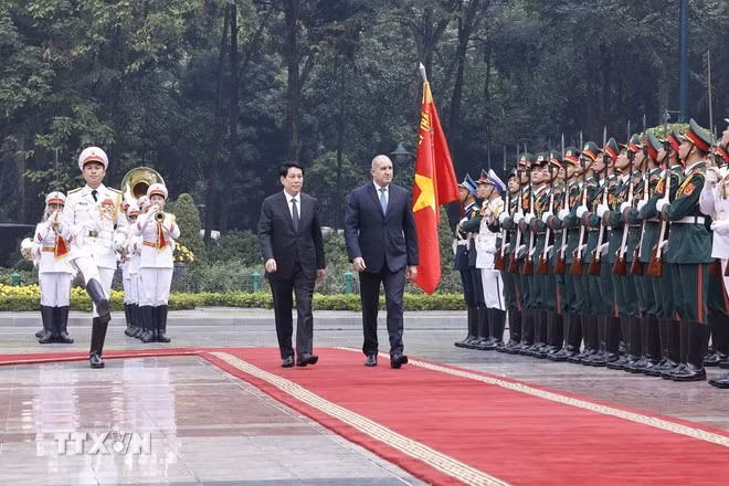 Chủ tịch nước Lương Cường và Tổng thống Bulgaria Rumen Radev duyệt Đội danh dự Quân đội nhân dân Việt Nam. (Ảnh: Lâm Khánh/TTXVN)