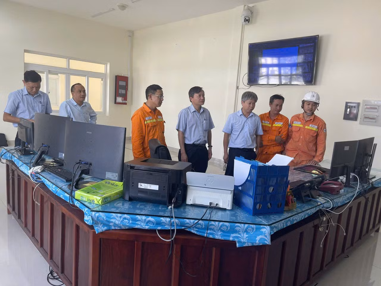 Ông Lê Đình Chiến – Bí thư Đảng ủy, Giám đốc PTC2 kiểm tra tình hình vận hành tại Tổ Thao tác lưu động Quảng Ngãi.