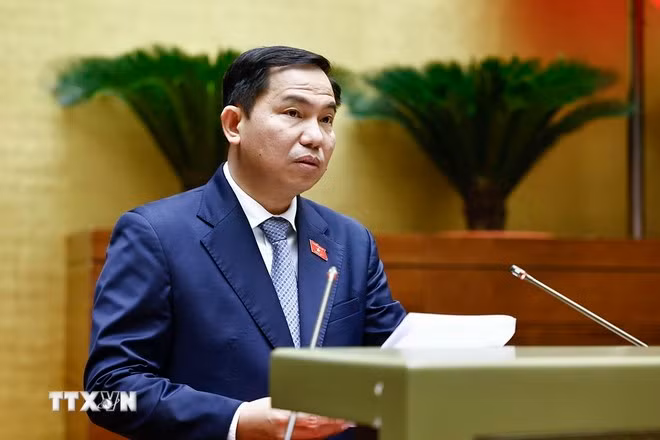 Chủ nhiệm Ủy ban Tài chính, Ngân sách của Quốc hội Lê Quang Mạnh trình bày Báo cáo. (Ảnh: Doãn Tấn/TTXVN)