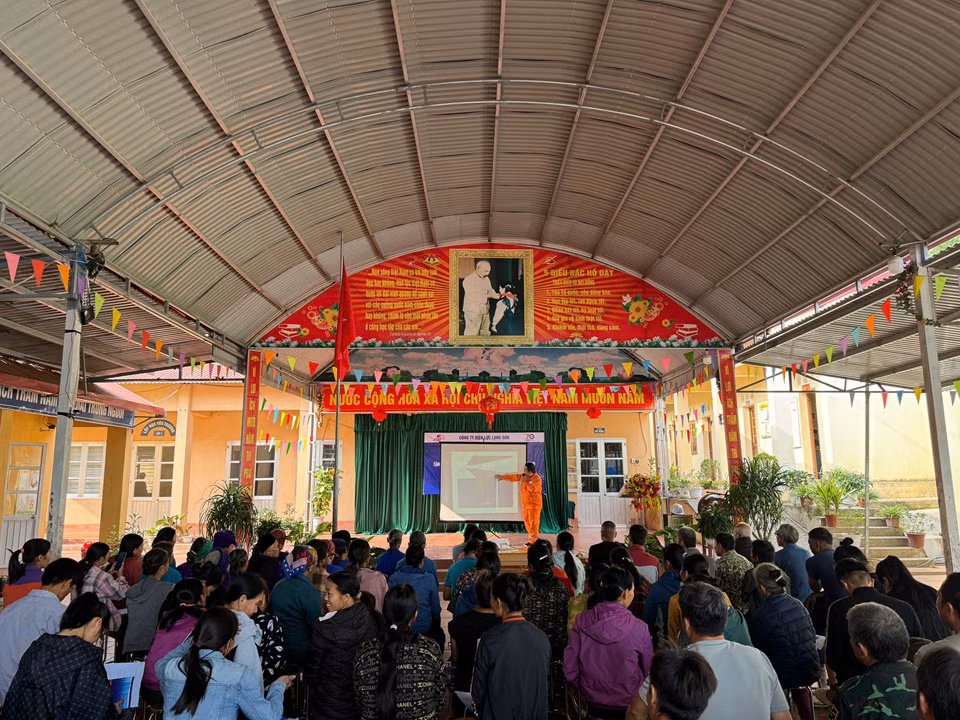 Điện lực Văn Lãng tổ chức tuyên truyền hướng dẫn người dân cách sử dụng điện an toàn, tiết kiệm; tuyên truyền về đảm bảo an toàn hành lang lưới điện cao áp.