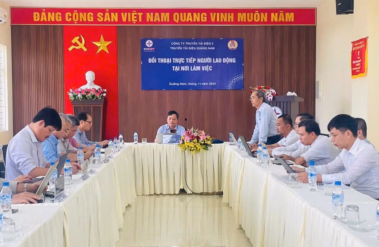 Ông Lê Đình Chiến – Bí thư Đảng ủy, Giám đốc PTC2 đối thoại trực tiếp với người lao động tại Truyền tải điện Quảng Nam.