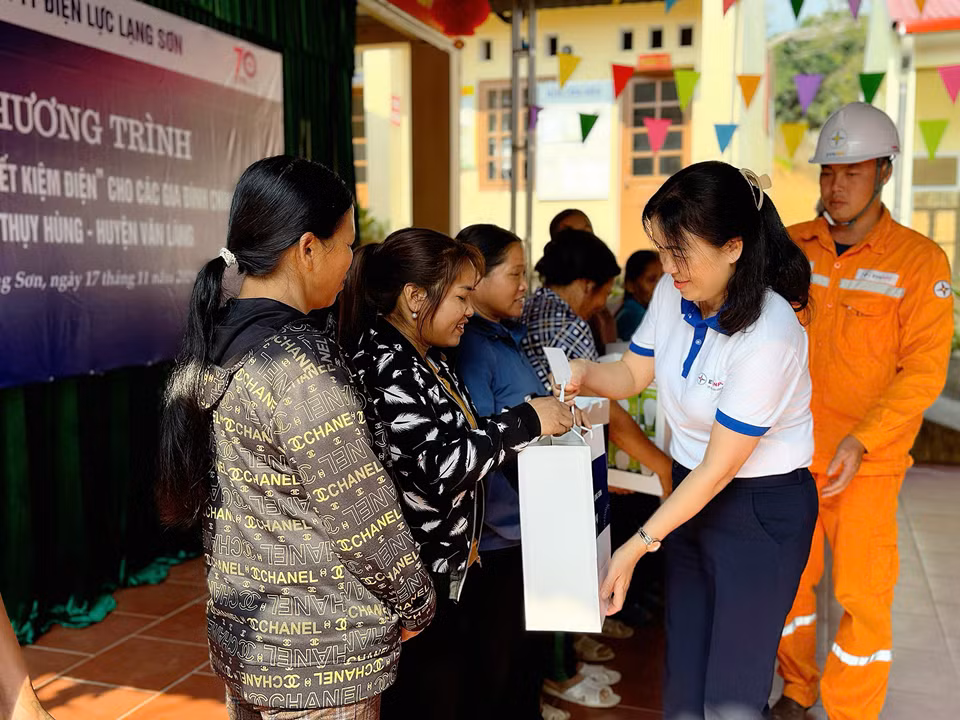 Bà Phạm Hồng Hà – Kế toán trưởng, Trưởng Ban nữ công Công ty Điện lực Lạng Sơn trao tặng bóng đèn cho đại diện các gia đình nghèo, gia đình chính sách xã Thụy Hùng, huyện Văn Lãng.