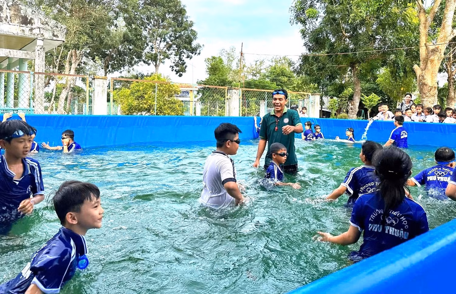 Thầy và trò Trường Tiểu học Phú Thuận tập bơi trong chiếc hồ mới cho Quỹ Phát triển Tài năng Việt tài trợ.jpg
