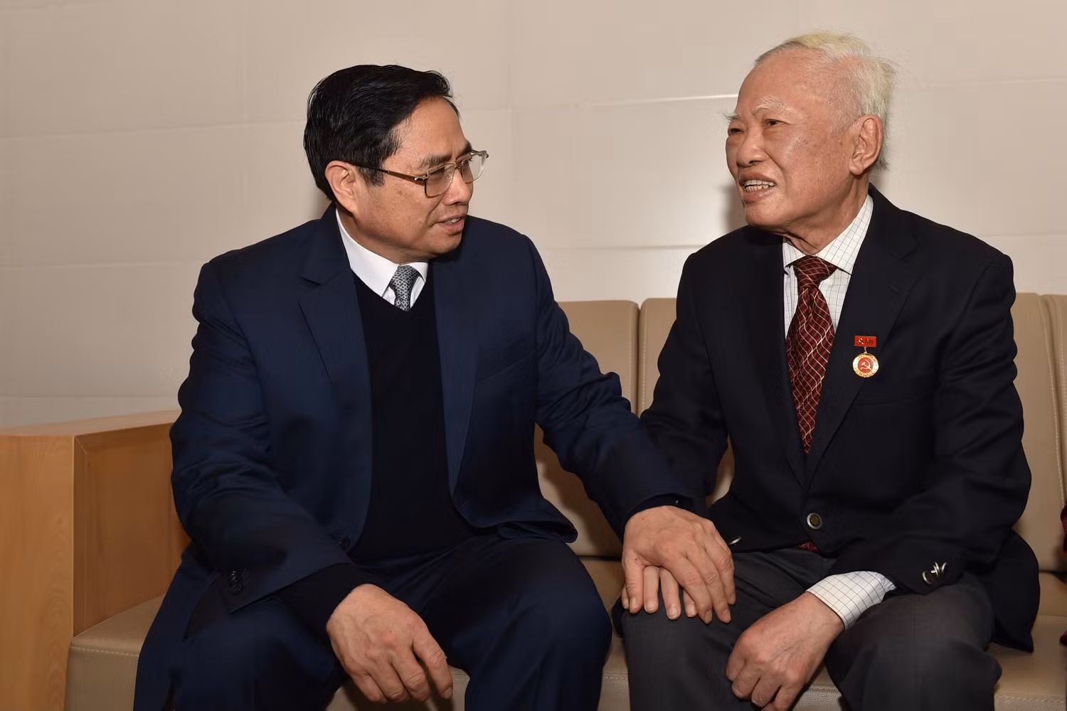 Thủ tướng Phạm Minh Chính thăm hỏi sức khỏe đồng chí Vũ Khoan và gia đình. Ảnh: VGP/Nhật Bắc