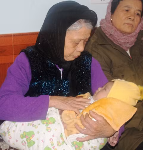 Cháu bé con sản phụ Thơm hiện đang được gia đình chăm sóc bằng sữa ngoài kể từ khi lọt lòng