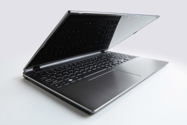 5. Acer Aspire Timeline Ultra M5-581TG-6666 Acer Aspire Timeline Ultra M5-581TG-6666 là máy tính xách tay chơi game không hề cồng kềnh với màn hình 15,6-inch, nặng 2kg. Aspire TimelineUltra M5-581TG-6666 có bộ xử lý Core i5-3317U của Intel, 6GB RAM, card đồ họa GeForce GT 640M của NVIDIA và ổ đĩa cứng 500GB, với hơn 7 giờ chạy pin. Giá của Acer Aspire Timeline Ultra M5-581TG-6666 là 829 USD.