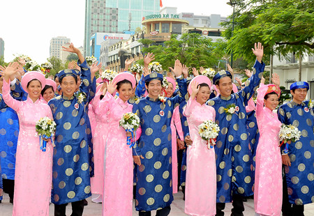 .Sáng 11.11.2011, đám cưới tập thể đông nhất dành cho 80 cặp đôi là thanh niên, công nhân đang làm việc tại các khu công nghiệp, khu chế xuất trên địa bàn Tp.HCM đã được trung tâm Hỗ trợ thanh niên công nhân (Thành Đoàn Tp.HCM) tổ chức. Để đăng ký tham gia vào lễ cưới tập thể này, mỗi cặp cô dâu chú rể chỉ phải đóng lệ phí 1 triệu đồng. Ảnh: Việt Dũng (Sài gòn giải phóng).Lễ cưới của 80 cặp đôi được tổ chức tại TP.HCM hôm 11.11.2011 đã lập kỷ lục Guiness Việt Nam là đám cưới có nhiều cặp uyên ương nhất.